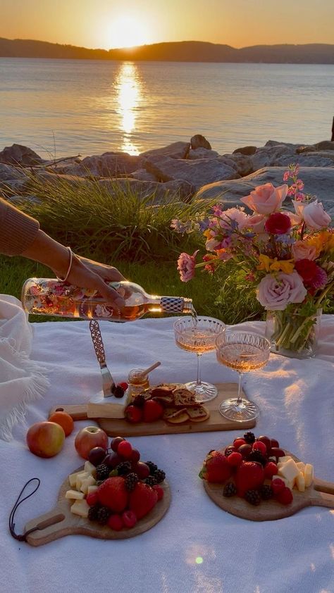 Romantic Beach Picnic, Picnic Date Food, Night Picnic, Dream Dates, Romantic Date Night Ideas, Picnic Inspiration, Picnic Decorations, Cute Date Ideas, Picnic Birthday