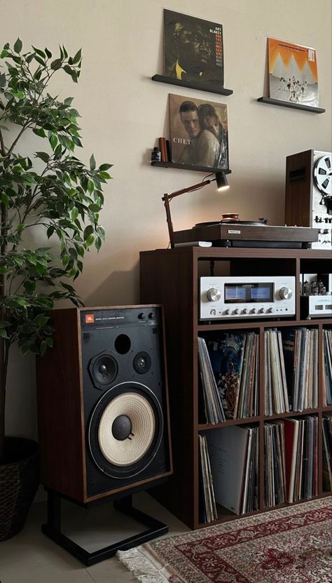 Record Setup Aesthetic, Hi Fi Furniture, Living Room With Record Player, Vinyl Set Up Aesthetic, Record Player Room Ideas, Vinyl Room Aesthetic, Vinyl Setup Ideas, Vinyl Player Aesthetic, Stereo Aesthetic