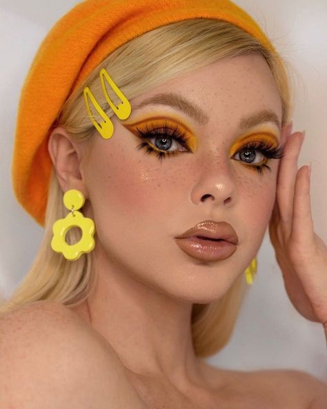 ColourPop Cosmetics on Instagram: “as summer comes to and end, what was your favorite thing that you did? 🌻⭐️ featuring: lil ray of sunshine palette - @beatsbylizzie -…” Hippie Makeup, 60s Makeup, 70s Makeup, Yellow Makeup, Retro Makeup, Estilo Hippie, Colourpop Cosmetics, Makeup Eye Looks, Creative Eye Makeup