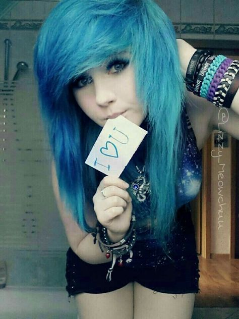 Styl Emo, Turquoise Hair Color, Fete Emo, Emo Scene Girls, Emo Hairstyle, Emo Hairstyles, Emo Scene Hair, Scene Girl, Emo Girl