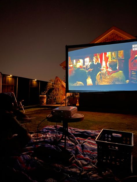 Bloxburg Outdoor Movie Theater, Outdoor Cinema Backyard, Outside Movie, Outdoor Movie Party, Backyard Movie Party, Outdoor Movie Theater, Halloween Movie Night, Backyard Movie Nights, Backyard Movie