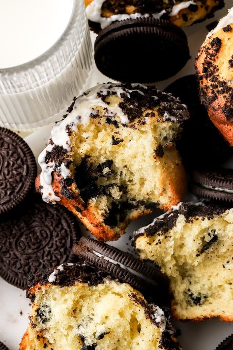 These Oreo muffins are my favorite vanilla muffin recipes studded with chopped Oreos. They have a gorgeous, crispy muffin top, topped with Oreo crumbs and vanilla icing. Oreo Muffins, Nutella Muffins, Oreo Thins, Vanilla Muffins, Muffin Baking, Vegetarian Cookies, Cookies Branding, Double Chocolate Muffins, Baking Basics