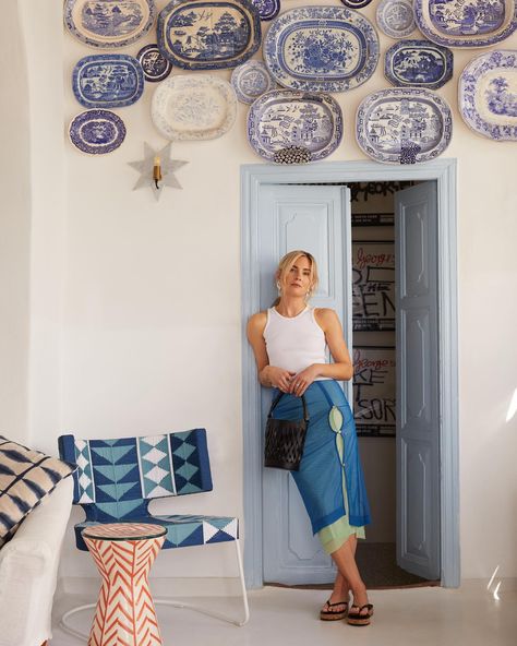 Lucy Williams on Instagram: “Our Spetses cork sandals, Hydra lattice leather bag and a wall of very good plates. Summer staples (named after two favourite Greek…” Lucy Williams Style, Tomato Girl Summer, Easy Summer Style, Luxe Handbags, Tomato Girl, Nail Summer, Eclectic Chic, Lucy Williams, Simple Summer Style