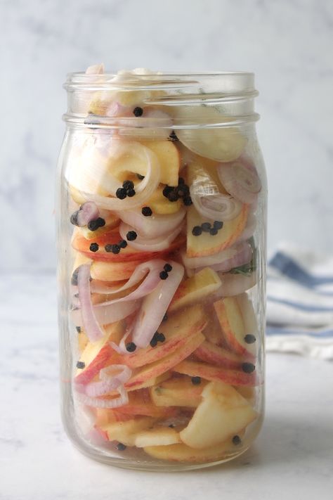 Pickled Apples in Balsamic Pickled Apples Slices, Fermented Apples, Pickled Apples, Pickled Fruit, Pickled Foods, Autumn Apples, Refrigerator Pickles, Pickled Veggies, Pickled Vegetables