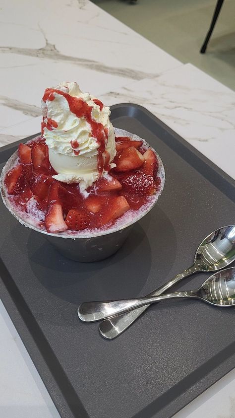 Shave Ice Aesthetic, Ice Cream Bowl Aesthetic, Tub Of Ice Cream Aesthetic, Bingsu Aesthetic, Korean Snapchat, Strawberry Ice Cream Aesthetic, Ice Cream Korean, Strawberry Bingsu, Bingsu Korean