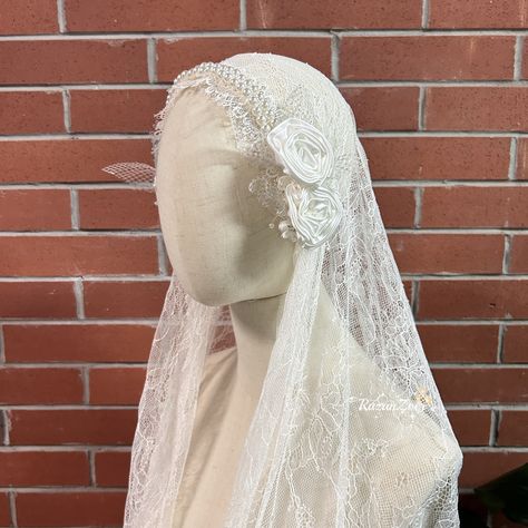 Hello, Welcome to my shop! I am a wedding veil designer, all the veils are made by myself.  I really hope you can get a dream veil in our store! This is a bead bridal cap veil, made with tulle, lace, flower and rhinestones. Length: From Head: 65''(165cm) Color: ivory If you would like to customize the length of veil, please contact me Note: 1, Some actual color may have slight difference due to the different monitor. 2, If there is any problem, please contact us, I am very glad to help you! 3, Pay attention to the delivery time, generally takes 3-4 weeks to ship to you   Return Policy: Every veil is made to order, so we don't accept returns and exchanges. If there is any quality problem, please contact us when you receive it. Hope your understanding! Please feel free to ask questions Lace Juliet Cap Veil, Mexican Wedding Veil, Boho Flower Wedding, Medieval Veil, Juliet Veil, Veil For Wedding, Wedding Cap, Head Veil, Juliet Cap Veil