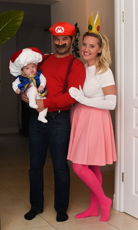 Dog Yoshi Costume Diy, Mario Family Costume Diy, Mario Costumes Family, Diy Peach Costume, Couple With Baby Halloween Costumes, Family Mario Costumes, Mario Family Halloween Costumes, Diy Mario Costume, Diy Princess Peach Costume