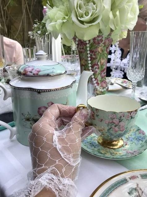 Tea Time Theme Party, Victorian Tea Party Decorations, Purple Tea Party, Green Tea Party, Bloom Party, Tea Party Birthday Ideas, Bridgerton Theme, Vintage Tea Rooms, Victorian Tea Party