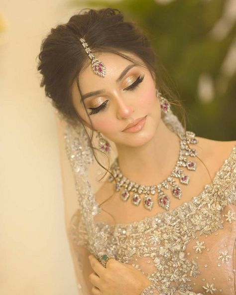 Wedding Look Makeup, Walima Look, Walima Makeup, Smudged Liner, Pakistani Bridal Makeup Hairstyles, Liquid Cat, Natural Dramatic, Pakistani Bridal Hairstyles, Eyeshadow Matte