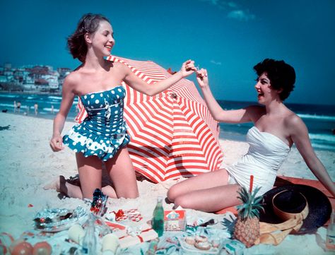 Melbourne, Australia Vintage Beach Photography, 50s Beach, 1950s Swimsuit, Beach Christmas, Vintage Swimwear, Vintage Swimsuits, Actrices Hollywood, Bondi Beach, Beach Picnic