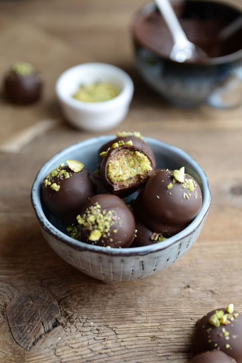 Deserturi Raw Vegan, Foodgawker Recipes, Dark Chocolate Nutrition, Dark Chocolate Truffles, Chocolate Bites, Coconut Chocolate, Truffle Recipe, Allergy Friendly Recipes, Chocolate Dessert Recipes