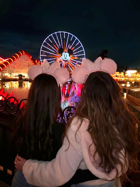 Best Friends In Disneyland, Disneyland Ride Photo Ideas, Disneyland Aesthetic Best Friend, Travel Photo With Friends, Disney Bestie Pictures, Disneyland Group Pictures, Disneyland With Bestie, Disney Outfits Friends, Disneyland Pictures Friends