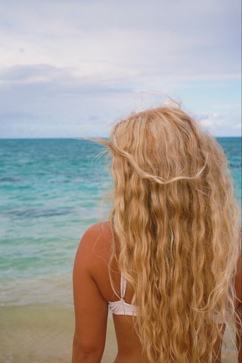 Beach Blonde Curly Hair, Wavy Blonde Hair Naturally, Hawaii Hair, Salty Blonde, Blonde Wavy Hair, Beach Blonde, Blonde Hair Looks, Long Blonde, Silk Hair