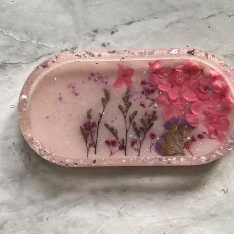 34.00 USD Description: Pink Floral Botanical Coaster Set| Rolling Tray/ Trinket Tray| Real Pressed Flowers Approximate Measurements: 🔹Diameter (Of Full Set): 8" 🔹Width: 3.75"" 🔹Length: 5" 🔹Height: .25" 🔹Materials: Pressed wildflowers, gold glitter, 🔹Condition: Handmade * Items are available for purchase until marked 'sold'. Resin Rolling Tray, Pressed Wildflowers, Handmade Planter, Rolling Tray, Plant Mom, Trinket Tray, Plant Lady, Parent Gifts, Floral Botanical