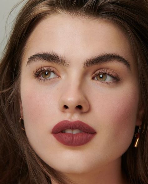 Soft Vintage Makeup Looks, Makeup Looks For Big Eyes, Brown Lip Makeup Look, Modern Makeup Looks, Chanel Makeup Looks, Innocent Makeup, Vintage Wedding Makeup, French Makeup, Vintage Makeup Looks