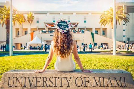 University Of Miami Graduation Pictures, Miami Photoshoot, Grad Poses, Poses Female, Grad Pic, Graduation Photography Poses, Graduation Poses, College Days, Graduation Caps