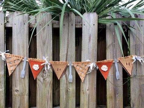 DIY Thanksgiving Pie Banner with Kunin Felt - Creatively Beth Felt Thanksgiving, Pie Banner, Turkey Place Cards, Thanksgiving Decorations Outdoor, Thanksgiving Garland, Thanksgiving Pie, Hand Painted Pumpkin, Thanksgiving Projects, Embroidery Hoop Crafts