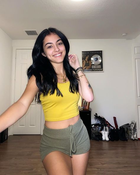 (Irtr) Malu | #fashion #outfit #beautiful #pretty Good Instagram Posts, Malu Trevejo Outfits, Malu Trevejo, Nina Agdal, Maggie Lindemann, Feeling Good, Instagram Models, Photo Shoot, Tshirt Dress