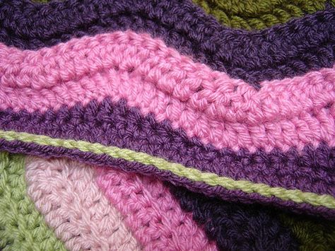 Straight edge on a ripple blanket.  I love the slip stitch along the border, too! Blanket Borders, Border Stitch, Ripple Blanket, Ripple Afghan, Crochet Edgings, Ripple Pattern, Blanket Tutorial, Crocheted Blankets, Ripple Stitch