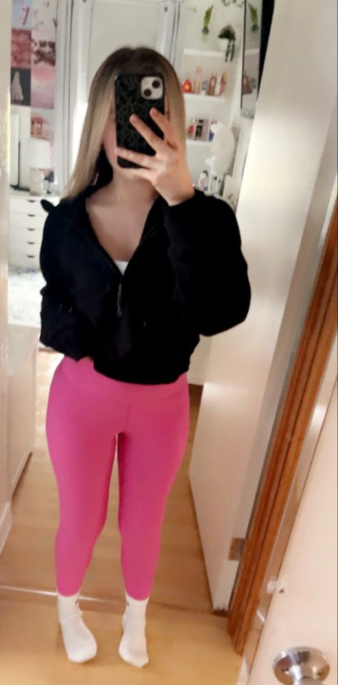 Bright Pink Leggings Outfit, What To Wear With Pink Leggings, How To Style Pink Leggings, Pink Leggings Outfit Casual, Outfits With Pink Leggings, Colored Leggings Outfit, Pink Leggings Outfit, Preppy Pictures