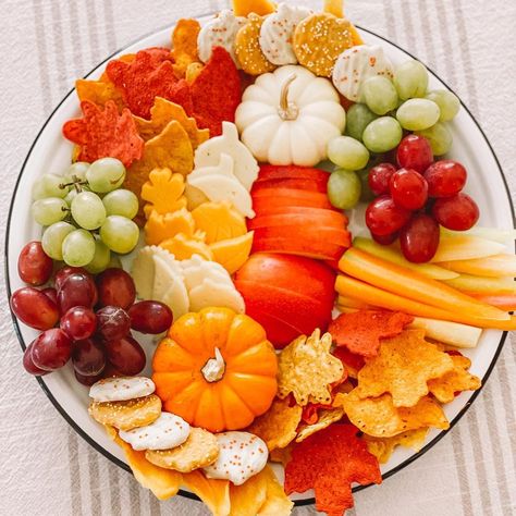 Autumn Charcuterie, Fall Charcuterie Board Ideas, Pumpkin Spread, Fall Charcuterie Board, Fall Charcuterie, Park Date, Friendsgiving Feast, Spooky Halloween Treats, Charcuterie Board Ideas