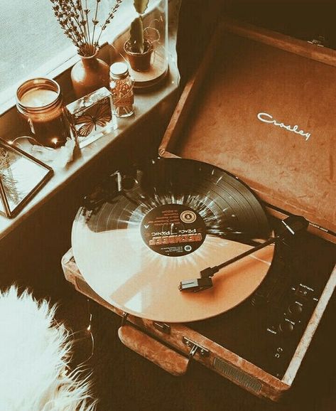 Fall Aesthetic Music, Record Player Aesthetic, Brown Aesthetic Wallpaper, Vintage Aesthetic Retro, Lovers Images, Photo Halloween, Green Icons, Vintage Record Player, Wallpaper Music