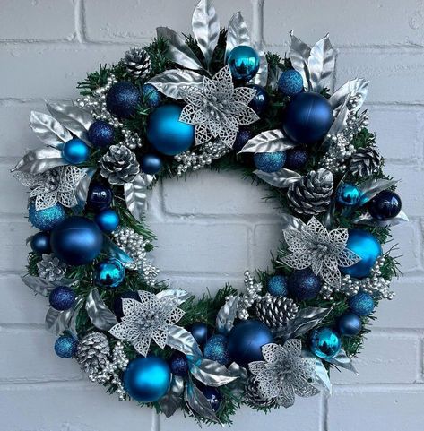 Blue Christmas Tree Decorations, Christmas Tree Inspo, Blue Christmas Decor, Christmas Candle Decorations, Holiday Deco, Easy Christmas Wreaths, Blue Christmas Tree, Simple Christmas Decor, Winter Wonderland Christmas