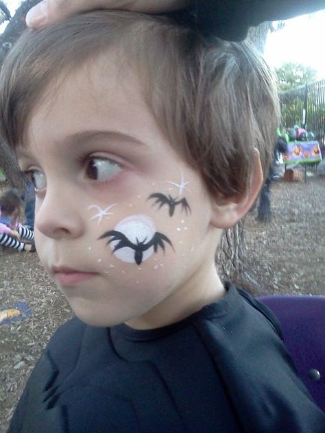 Pintura de cara: luna murciélagos. Cheek Painting, Bat Face Paint, Halloween Face Paint Ideas, Kids Halloween Face, Face Painting Halloween Kids, Bat Makeup, Easy Halloween Face Painting, Halloween Makeup For Kids, Maquillage Halloween Simple