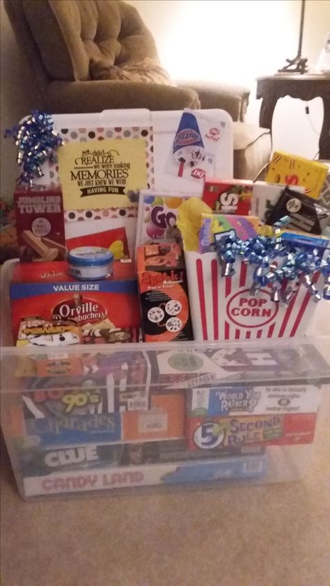 Family Game Night Trivia Basket Family Game Night Auction Basket, Family Game Night Raffle Basket, Movie Night Basket Ideas, Family Gift Ideas For Christmas, Ffa Fundraiser, Senior Basket, Family Game Night Gift Basket, Game Night Gift Basket, Family Game Night Basket