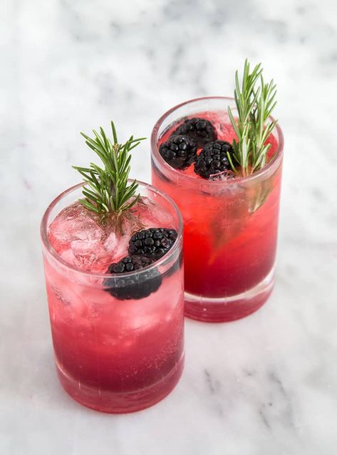 Holiday Vodka Cocktails, Vodka Based Cocktails, Fancy Cocktails Recipes, Blackberry Cocktail, Rosemary Cocktail, Berry Cocktail, Lemon Soda, Blackberry Syrup, Colorful Drinks