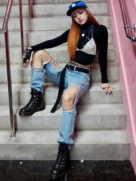 Lalisa Manoban Leather Fingerless Gloves, China Street Fashion, Green Outfit, Black Pink Songs, Iconic Photos, Jennie Lisa, Blackpink Fashion, Lalisa Manoban, Kpop Outfits