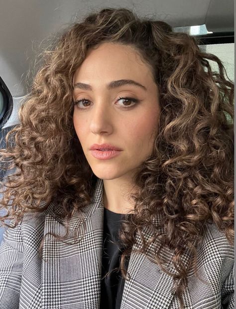 Emily Rossum Curly Hair, Emmy Rossum Natural Hair, Emmy Rossum Makeup, Emmy Rossum Curly Hair, Emmy Rossum Hair, Curly Hair Celebrities, Shameless Cast, Fiona Gallagher, Emmy Rossum