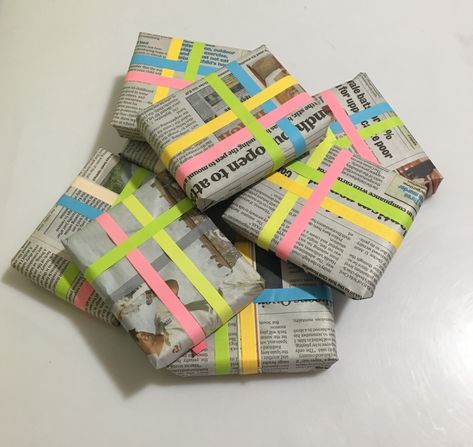 Wrapping With Newspaper, News Paper Wrapping Ideas, Newspaper Wrapping, Newspaper Gift, Sustainable Gift Wrap, Gift Set Packaging, Mystery Bags, Upcycled Gifts, Gift Wrapping Inspiration