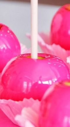 Neon Pink Candy Apples Recipe with Tutorial Candy Apples Diy, Pink Candy Apples, Blue Candy Apples, Hot Pink Candy, Bubble Candy, Collage Recipes, How To Make Pink, Candy Apple Recipe, Buffet Dessert