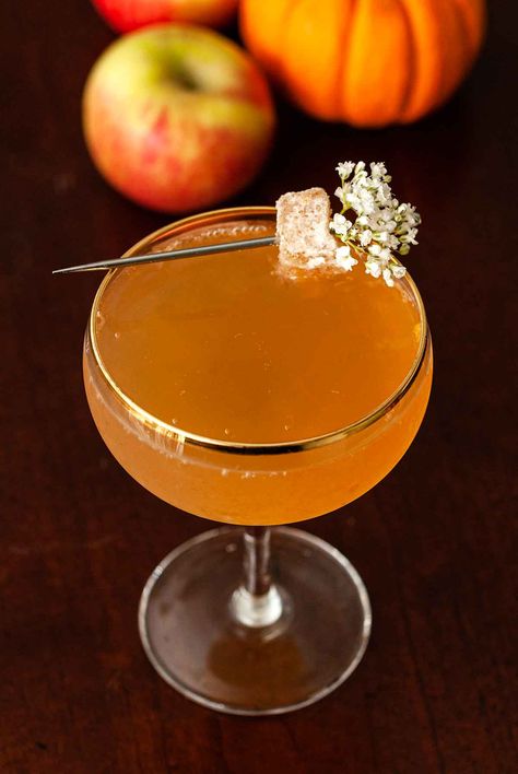 These sparkly ginger cider mimosas taste like bright, autumn sunshine! Simmer your favorite farmer’s market apple cider, a few cinnamon sticks, fresh ginger, tangerine and lemon with a tea-egg of mulling spices to create this elegantly seasonal brunch cocktail! Tangerine And Lemon, Cider Mimosas, Spiked Apple Cider, Apple Cider Mimosa, Mulled Apple Cider, Bright Autumn, Autumn Side Dishes, Fall Brunch, Easy Thanksgiving Recipes