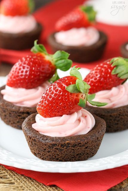 Chocolate Cookie Cups, Life Love And Sugar, Cookie Cups Recipe, Buffet Party, Mini Cheesecake Recipes, Strawberry Bread, Jimmy Buffet, Cheesecake Chocolate, Holiday Snacks