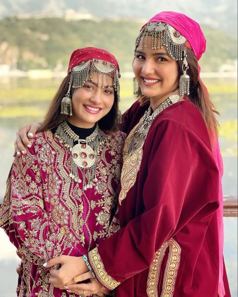 Kashmiri Look, Kashmir Dress, Kashmiri Outfits For Women, Kashmiri Dress, India Traditional Dress, Kaftan Designs, Lehenga Designs Simple, Traditional Indian Dress, Folk Clothing