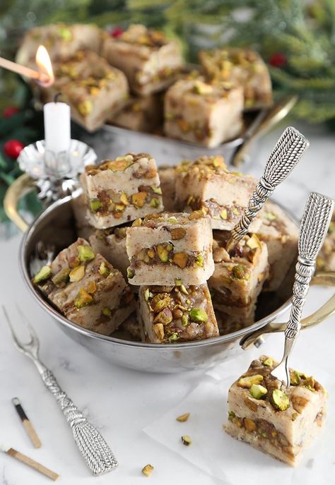 Baklava Inspired Desserts, Baklava Fudge, Baklava Recipe, Dessert Aux Fruits, Almond Bark, Fudge Recipe, Indian Dessert Recipes, Indian Desserts, Toasted Walnuts