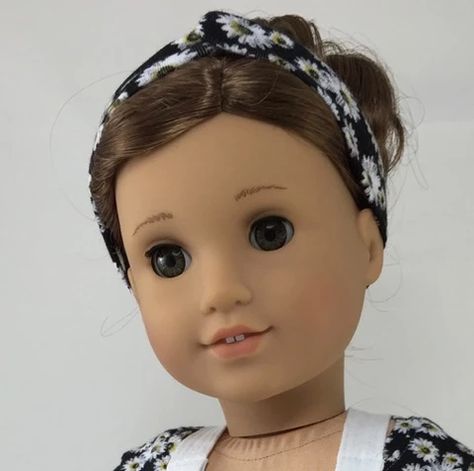 Headband With a Twist! Free Tutorial For 18 Inch Dolls | Pixie Faire Doll Cases Diy, Doll Headband Pattern, Doll Headband, American Girl Diy, Baby Doll Clothes Patterns, Doll Hats, American Girl Doll Diy, American Girl Accessories, American Girl Patterns