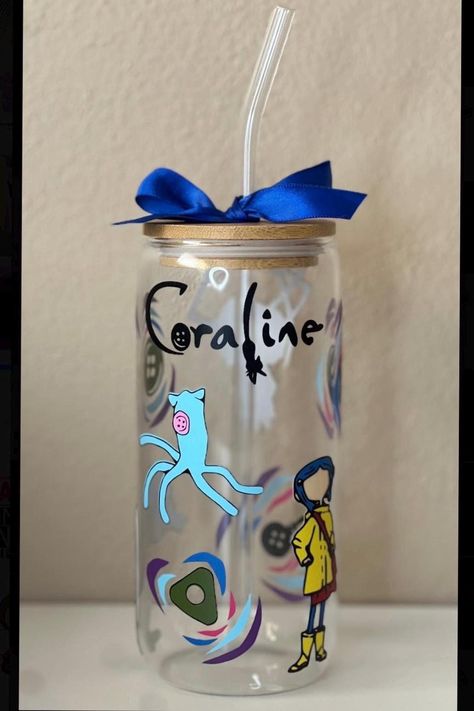 Coraline inspired 20oz glass cup with bamboo lid and glass straw. custom made.  Handwash only, do not soak.  No microwave, No dishwasher. Coraline And Wybie, Coraline Art, Glass Cup With Bamboo Lid, Coraline Aesthetic, Jasmine Birthday, Diy Mickey Ears, Scary Drawings, Coraline Doll, Coraline Jones