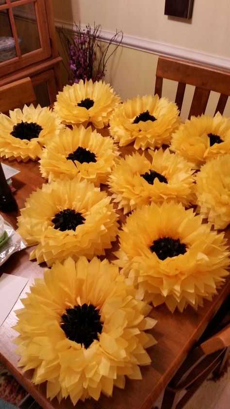 Tissue Paper Sunflowers Yellow Decorations, Lunch Wedding, Spring Creative, Hantverk Diy, Sunflower Party, Beautiful Sunflowers, Sunflower Baby Showers, Sunflower Bridal Shower, Paper Sunflowers