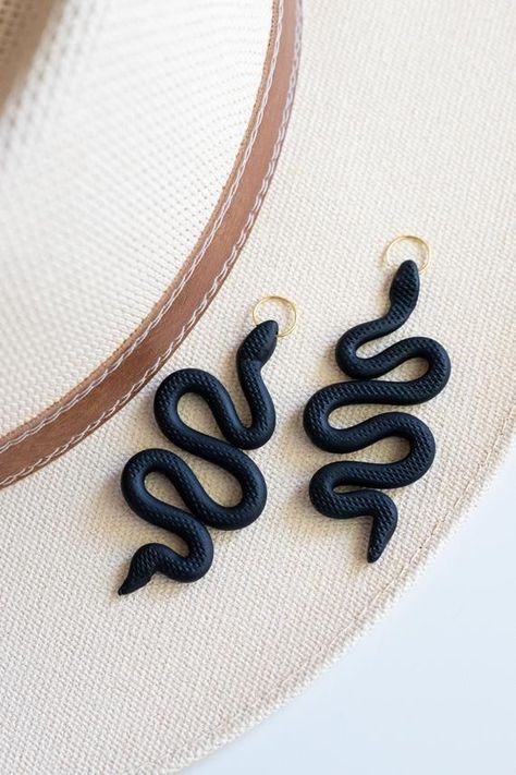 Diy Earrings Polymer Clay, Handmade Clay Jewelry, Polymer Earrings, Polymer Clay Jewelry Diy, Polymer Crafts, Snake Earrings, Polymer Jewelry, Clay Jewelry Diy, Diy Clay Crafts