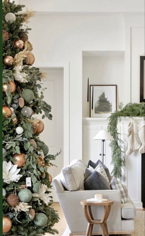 Olive And Gold Christmas Tree, Earth Tones Christmas Tree, Modern Organic Christmas Tree, Christmas Tree Inspo Red, Small Christmas Tree Ideas Decoration, Christmas Tree 2023 Trends, Earth Tone Christmas Tree, Christmas Tree Decor Ideas 2023 Trends, Christmas Tree Ideas 2023 Trends