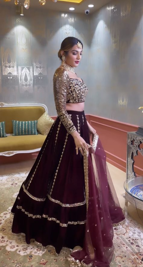 Celebrity Lehenga Designs, Wine Colour Lehenga Color Combos, Sangeet Outfit Sisters, Modern Lehangas, Indian Cocktail Dress, Lehenga Design, Velvet Lehenga, Wedding Dress Bustle, Prom Dresses Long Pink