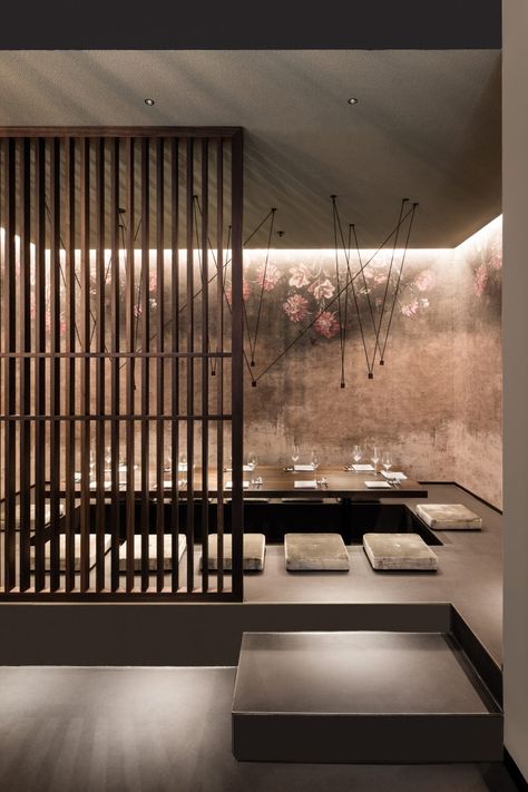 Japanese Restaurant Interior, Japanese Restaurant Design, Decoration Restaurant, Restaurant Seating, Korean Restaurant, Japanese Interior Design, Restaurant Concept, Living Modern, Chicago Restaurants