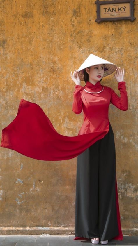 Vietnamese Cultural Clothing, Vietnamese Outfit Traditional, Vietnamese Traditional Clothing Women, Vietnam Traditional Clothes, Runway Poses, Vietnamese Outfit, Vietnam Traditional Dress, Traditional Vietnamese Clothing, Vietnamese Traditional Clothing