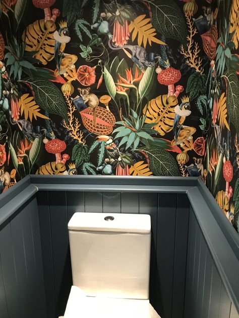 Jungle Theme Downstairs Toilet, Maximalist Toilet Room, Half Bath With Round Mirror, Maximalist Downstairs Toilet, Maximalist Toilet, Pub Toilets Design, Colourful Toilet Room, Wallpaper Cloakroom Toilet, Small Downstairs Toilet Ideas Decor