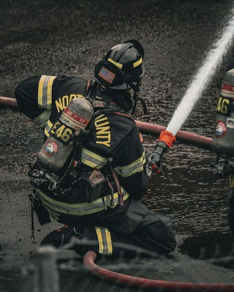 Happy #featurefriday! Thanks @westcoastfiremedia for sharing this awesome photo with us! 📸 Want to share your action shots with us? Send … | Instagram Firefighter Romance Aesthetic, Ems Photography, Fireman Aesthetic, Fire Department Photography, Firefighter Aesthetic, Firefighter Images, Firefighter Mask, Fire Medic, Becoming A Firefighter