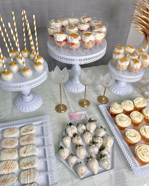 90th Birthday Dessert Table, Dessert Table For Quinceanera, 60th Birthday Dessert Table, Treat Table Set Up, Small Dessert Table, Simple Dessert Table, Sweets Table Ideas, Desert Tables, Gold Dessert Table