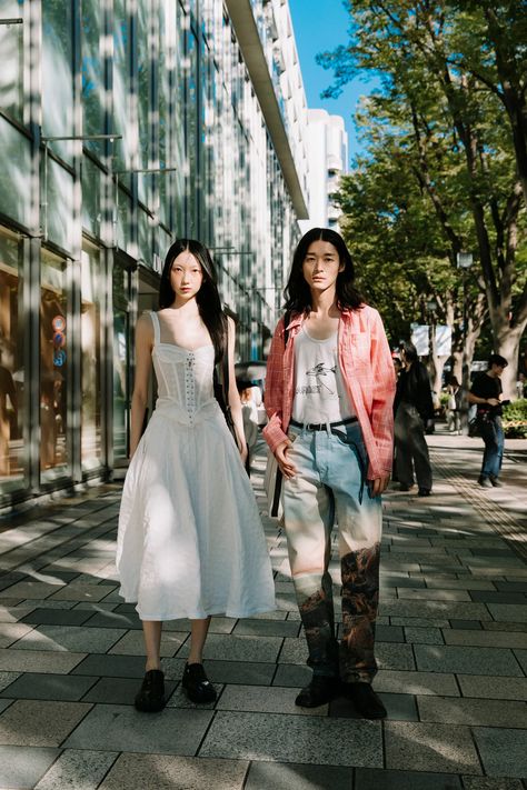 Japanese Fashion Street Tokyo Style, Paris Street Style Summer, Japan Spring Fashion, Tokyo Summer Outfits, Shanghai Street Style, Japan Summer Outfit, Tokyo Fashion Street, Tokyo Outfits, Socks Heels